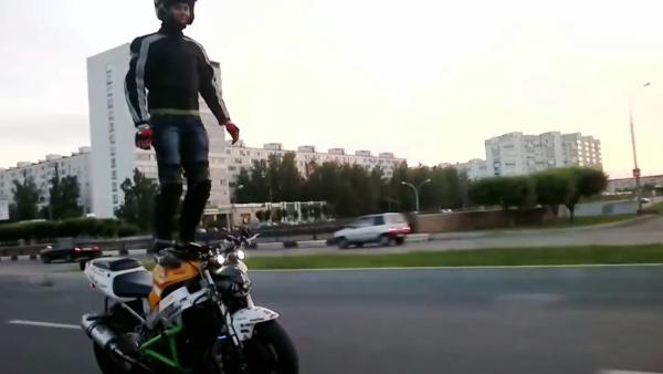 Bild 1 von 3: Bitte nicht nachmachen! Dieser russische Biker zeigt artistisches Talent.