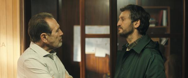 Bild 1 von 15: Der regionale Polizeichef (Juan Gea, l.) verrät dem neuen Naturschutzbeauftragten Ricardo (Raúl Arévalo, r.) unter vier Augen, dass Ricardos Vorgänger einst tot aus der lokalen Lagune geborgen wurde.