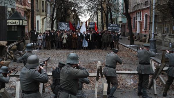 Bild 1 von 4: In Berlin kommt es am 6. Dezember 1918 zu Schießereien zwischen rechtsgerichteten Soldaten und demonstrierenden Arbeitern.
