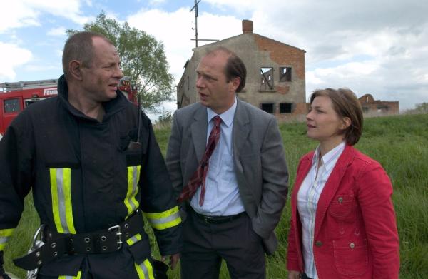 Bild 1 von 11: Feuerwehrchef Eddi Blum berichtet den Polizisten den Ungl?ckshergang. Von links: Eddi Blum (Eberhard Krichberg), Winnie Scheel (Martin Brambach) und Katrin B?rensen (Claudia Schmutzler).Honorarfrei - nur f?r diese Sendung bei Nennung ZDF und Marc Meyerbr?ker