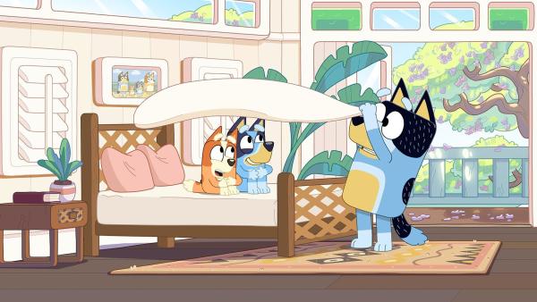 Bild 1 von 6: Dad wird in ein Hotel-Spiel verwickelt, in dem Bluey und Bingo ein verrücktes Hotel leiten und Dad der umsorgte Gast ist. Doch als Bluey das Spiel zu sehr an sich reißt, will Bingo nicht mehr mitspielen. Bluey muss lernen, Kompromisse zu schließen, damit das Spiel weitergehen kann.