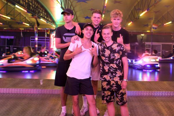 Bild 1 von 4: Heute Abend machen Luke (l.), Ruben (2.v.l.), Jeppe (M.), Alex (2.v.r.) und Mark (r.) die Kirmes unsicher. Los geht es beim Autoscooter.