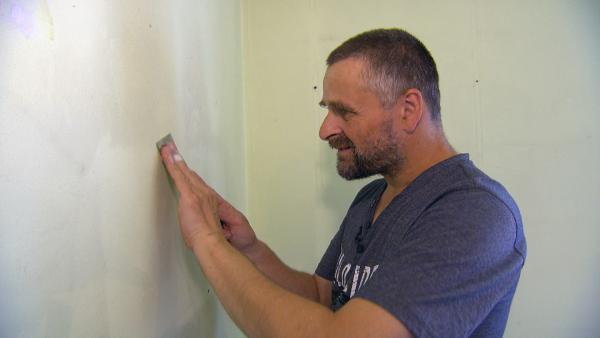 Bild 1 von 2: Olaf arbeitet an der Wand des Kinderzimmers