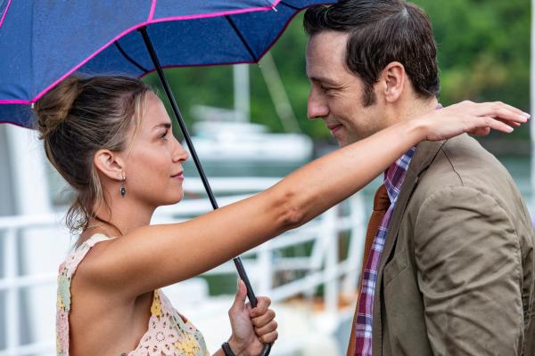 Bild 1 von 3: Sophie Chambers (Chelsea Edge) und Detective Neville Parker (Ralf Little) verabschieden sich schweren Herzens voneinander.