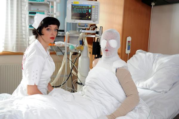 Bild 1 von 20: Im Bild: Regina Fritsch (Erika Schurbitz), Peter Faerber (Fadinger).