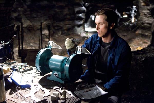 Bild 1 von 14: Zurück im sündigen Gotham City beginnt Bruce (Christian Bale), sein Alter Ego in Form einer schwarzen Fledermaus zu erschaffen. Waren Fledermäuse einst der Grund für sein Kindheitstrauma, sollen von nun an die Bösewichte durch den überdimensionierten Flattermann traumatisiert werden ...