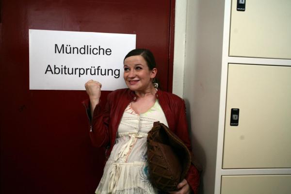 Bild 1 von 9: Abitur bestanden! Jetzt will sich Marla (Nina Gummich) voll auf ihren Traum, Musikjournalistin zu werden, konzentrieren. Da erhält sie die einmalige Chance, für ein Musikmagazin zu arbeiten. Nur darf dort niemand wissen, dass sie schwanger ist ...