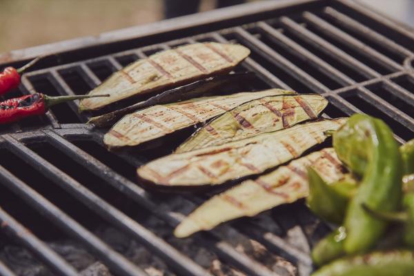 Bild 1 von 4: Aubergine auf dem Grill.