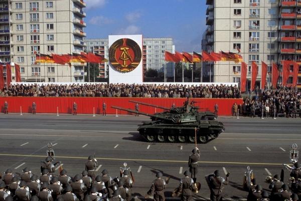 Bild 1 von 2: Militärparade der NVA der DDR in Berlin 1987.