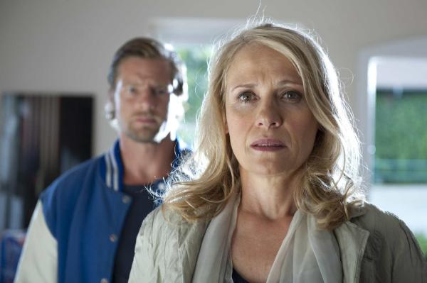 Bild 1 von 31: Nachdem ihr Sohn ermordet wurde, nimmt Annegret Falz (Alexandra von Schwerin, r.) Mick (Henning Baum, l.) das Versprechen ab, den Mörder um jeden Preis zu stellen. Nicht ahnend, dass sie einen hohen Preis dafür zahlen muss ...