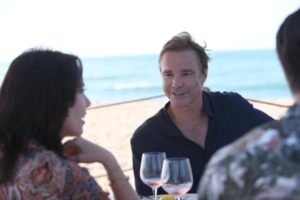 Bild 1 von 2: Jennifer (Maxim Roy) versucht Lukas (Hannes Jaenicke) zu manipulieren.