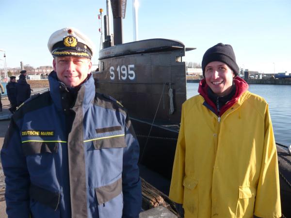 Bild 1 von 5: Willi mit Korvettenkapitän Hansen vor dem U-Boot U16.