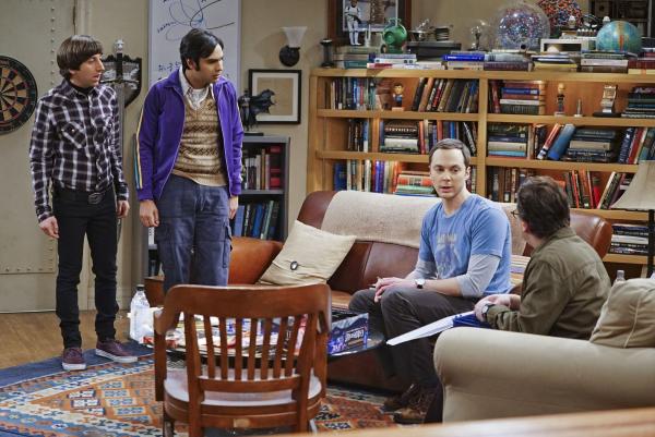 Bild 1 von 13: Noch wissen Leonard (Johnny Galecki, r.), Raj (Kunal Nayyar, 2.v.l.) und Sheldon (Jim Parson, 2.v.r.) nicht, wie sie mit der Neuigkeit von Howard (Simon Helberg, l.) umgehen sollen ...