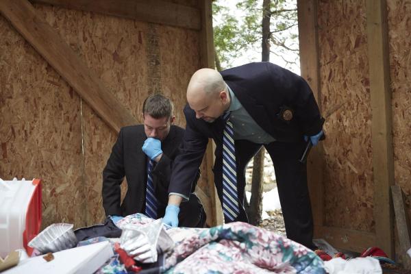 Bild 1 von 4: Detective Skebo (l.); Detective Harris (r.)