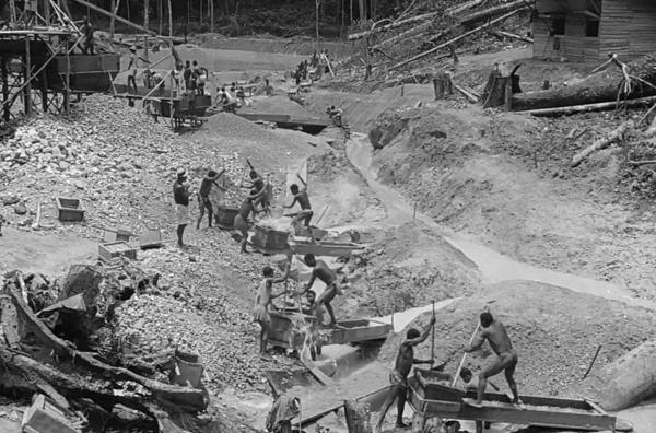 Bild 1 von 3: Arbeiter in einer Goldmine in Französisch-Kongo: Mit ihren Fotografien möchte Germaine die Kampffähigkeit der Forces françaises libres (FFL) dokumentieren. Ihre Aufnahmen vom Leid der einheimischen Bevölkerung werden 1942 nicht gezeigt.