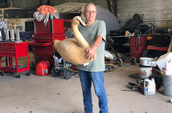 Bild 1 von 4: Holzschnitzer Cal Kingsmill lebt am Stadtrand von New Orleans. Er hat sich stets als Teil der Natur empfunden und schnitzt seit seiner Jugend.