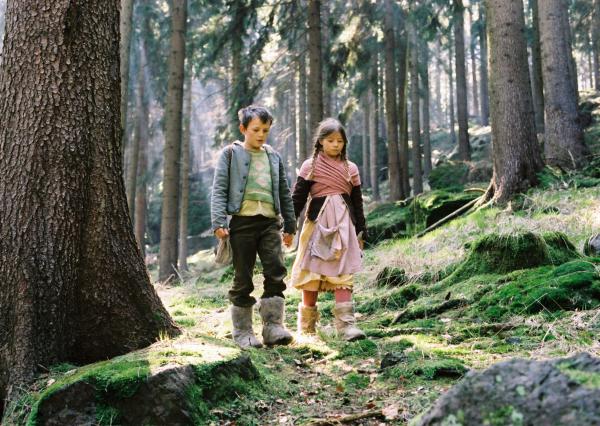 Bild 1 von 7: Hänsel (Johann Storm) und Gretel (Nastassja Hahn) irren durch den Wald. Die Brotkrumen, die Hänsel als Wegmarker ausgestreut hatte, haben die Vögel aufgepickt. Nun wissen sie nicht, wie sie zurück nach Hause finden sollen.