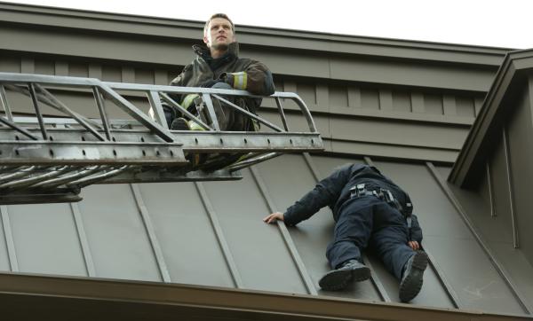 Bild 1 von 12: (l-r) Jesse Spencer as Matthew Casey, Peter DeFaria as Tackett -- (Photo by: Elizabeth Morris/NBC)