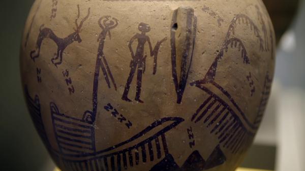 Bild 1 von 3: An einer mehr als 5000 Jahre alten weiblichen Mumie werden tätowierte Zeichen entdeckt, die bisher nur von Keramiken aus derselben Zeit bekannt sind.
