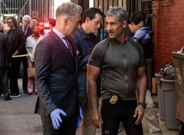 Bild 1 von 19: Dr. Dylan Reinhart (Alan Cumming, l.); Kanter Harris (Michael B. Silver, r.)