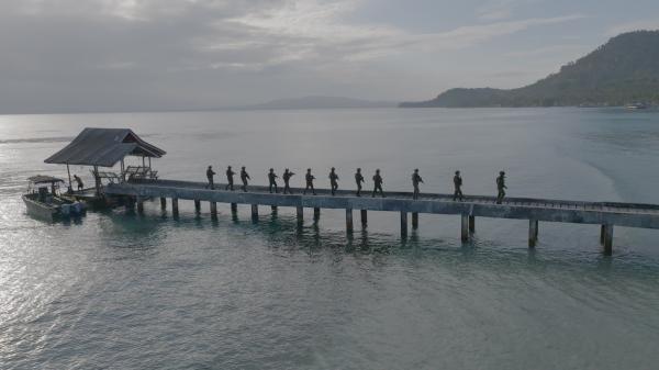 Bild 1 von 4: Eine Militärpatrouille auf der Insel Sulu. Mit Präsenz und umfangreichen Einsätzen gehen die philippinischen Streitkräfte gegen die Terrorgruppe Abu Sayyaf vor.