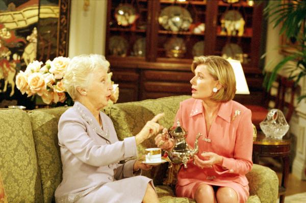 Bild 1 von 8: Greg spielt in Dharmas Softballteam mit - und ist fassungslos angesichts der Einstellung der Mitspieler: Während er seinen ganzen sportlichen Ehrgeiz einsetzt, spielen die anderen nur aus Freude am Spiel, egal, ob sie gewinnen oder verlieren. Greg versucht, den Ehrgeiz der Mannschaft anzustacheln, und stößt auf wenig Gegenliebe. Außerdem verhält sich Ed in letzter Zeit merkwürdig. Er ist viel außer Haus, was bei den anderen den Verdacht aufkommen lässt, dass er eine Geliebte hat.