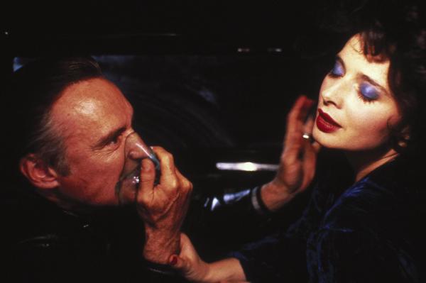 Bild 1 von 11: Dorothy Vallens (Isabella Rossellini, r.) wird von dem brutalen Kriminellen Frank Booth (Dennis Hopper, l.) erpresst ...