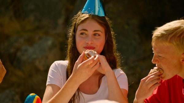 Bild 1 von 2: Am Ende wird Leas (Sofia Haug Khoury) Geburtstag doch noch schön. Rechts: Theodor (Herman Nysaether Grinde)