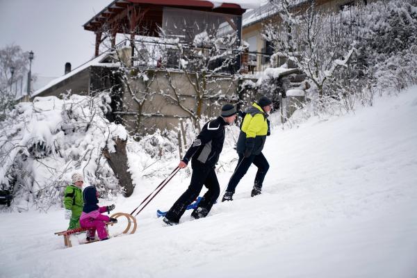 Bild 1 von 28: Im Bild: Karl und Christoph Postlmayr mit Kindern.