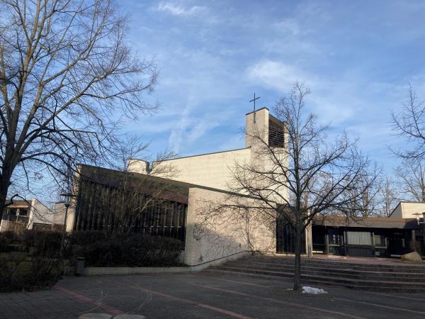 Bild 1 von 3: Der Gottesdienst findet in der Apostelkirche in Erlangen statt.