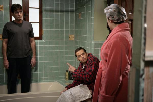 Bild 1 von 4: (v.l.n.r.) Charlie Harper (Charlie Sheen); Alan Harper (Jon Cryer): Rose (Melanie Lynskey)