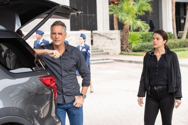 Bild 1 von 9: Special Agent Dwayne Pride (Scott Bakula, l.); FBI Special Agent Tammy Gregorio (Vanessa Ferlito, r.)