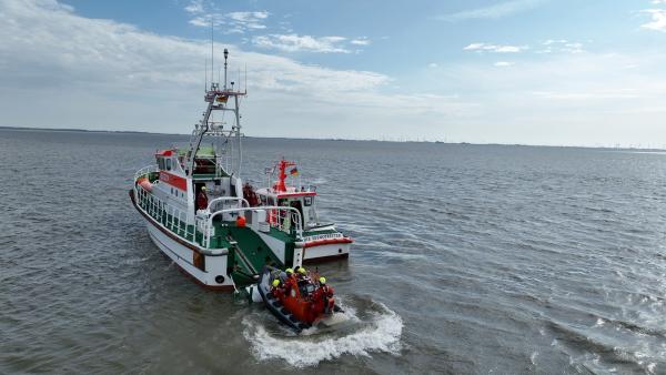 Bild 1 von 10: Ohne Ehrenamtliche würde es nicht funktionieren:  Seenotrettung ist in Deutschland zumeist \