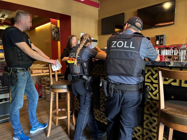 Bild 1 von 2: Auf Suche nach Schwarzarbeitern und Sozialbetrügern: \