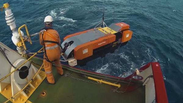 Bild 1 von 2: Spezialisten suchen mit Sonargeräten den Boden des südlichen indischen Ozeans nach dem vermissten Flugzeug ab.