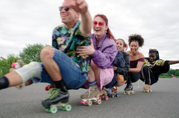 Bild 1 von 3: Einige Mitglieder des Berliner Jam Skate Clubs beim Training auf dem Tempelhofer Feld - das ehemalige Rollfeld wird heute gerne von den Skatern genutzt.