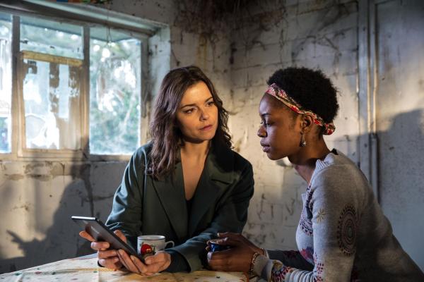 Bild 1 von 9: Cora Stein (Susan Hoecke, l.), Joy Ökeke (Karen Changu Zimana, r.)