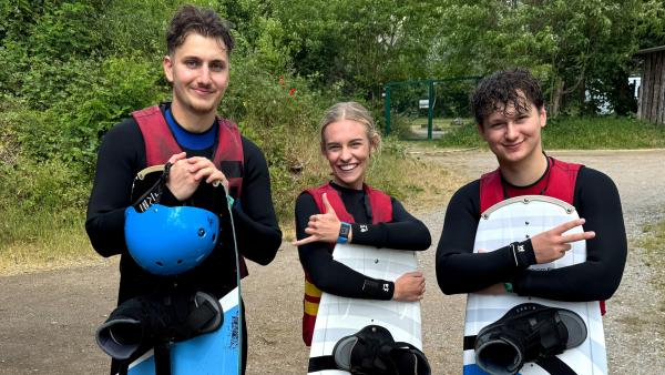 Bild 1 von 1: Robin, Alexa und Deniz wollen sich gegenseitig beim Wakeboarden herausfordern.