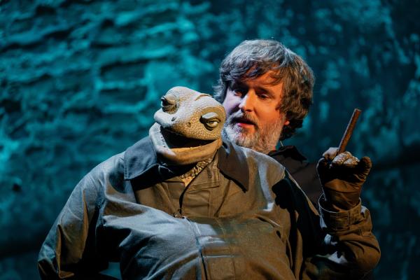 Bild 1 von 9: Ein unschlagbares Team: Puppenspieler Michael Hatzius und seine Echse