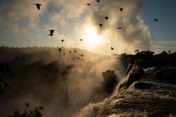 Bild 1 von 15: Sonnenuntergang über den Iguazú-Wasserfällen auf der Grenze von Brasilien zu Argentinien.