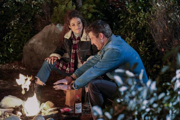 Bild 1 von 17: Holly (Amanda Payton, l.); Riley (Parker Young, r.)