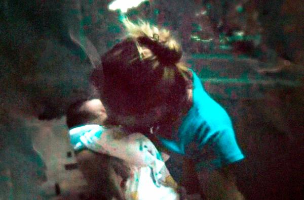 Bild 1 von 3: Eine inhaftierte Mutter in der Mutter-Kind-Abteilung des Gefängnisses: Bis zum zweiten Lebensjahr darf das Kind bei ihr bleiben.