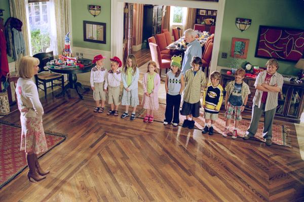 Bild 1 von 8: Familienrat: Kate (Bonnie Hunt, l.), Nigel und Kyle (Brent und Shane Kinsman, 2. und 3.v.l.), Kim (Morgan York, 4.v.l.), Jessica (Liliana Mumy, 5.v.l.), Sarah (Alyson Stoner, M.), Tom (Steve Martin, 5.v.r.), Jake (Jacob Smith, 4.v.r.), Mike (Blake Woodruff, 3.v.r.), Mark (Forrest Landis, 2.v.r.) und Henry (Kevin G. Schmidt, r.) ...