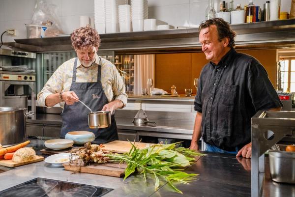Bild 1 von 7: Im Bild: Hanno Settele mit Josef Floh, Gastwirt und Koch. Gemeinsam gehen sie den Heilkräften der Hühnersuppe nach. Oder ist das doch nur ein Mythos?