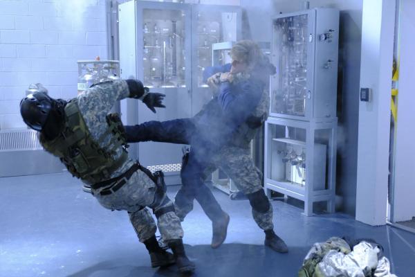 Bild 1 von 24: Murdoc verfolgt seine Rachepläne gegen MacGyver (Lucas Till, r.) weiterhin unermüdlich, indem er einen ehemaligen Zellengenossen dazu bringt, die Phoenix Foundation als Labortechniker zu infiltrieren. Dieser versucht jetzt, jeden der Agenten zu töten ...