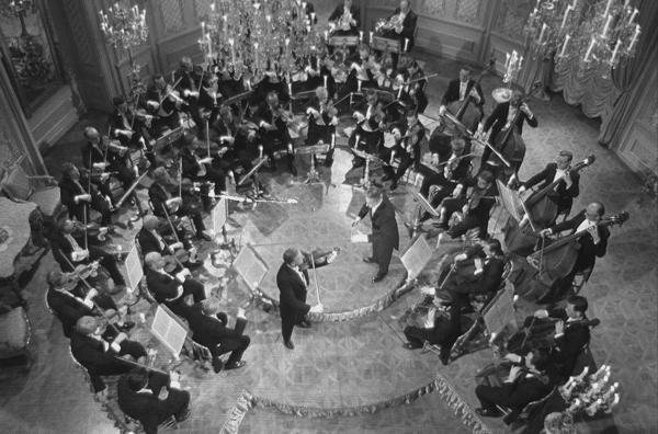 Bild 1 von 5: Herbert von Karajan, Yehudi Menuhin und die Wiener Symphoniker