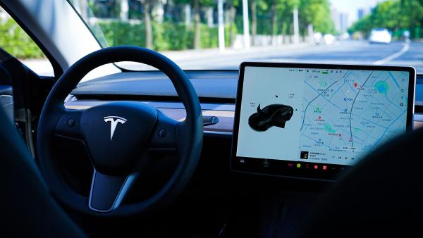 Bild 1 von 2: Beim autonomen Fahren übernimmt ein Autopilot im Fahrzeug das Steuer und trifft selbständig Entscheidungen im Straßenverkehr.