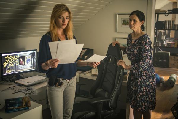 Bild 1 von 8: Resi Schwaiger (Mersiha Husagic, l.) stattet Britta Osang (Brigitte Jaufenthaler, r.) einen Besuch ab.