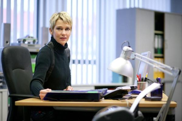 Bild 1 von 19: Auch Aktenstudium, Telefonate und Besprechungen gehören zum Polizei-Alltag: Kommissarin Alexandra Rietz