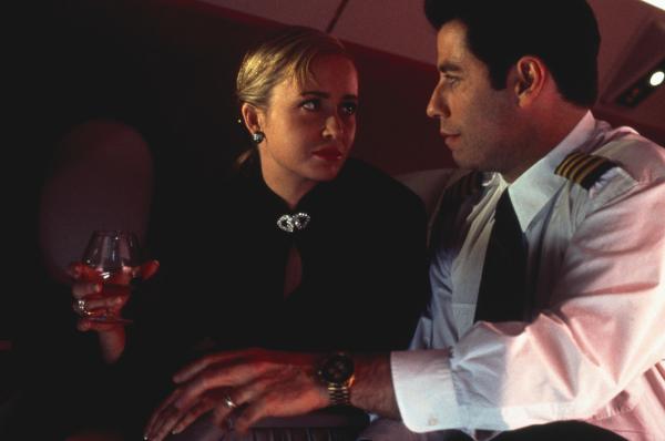 Bild 1 von 3: James (John Travolta) bekommt eine Stelle als Pilot beim Unternehmen \